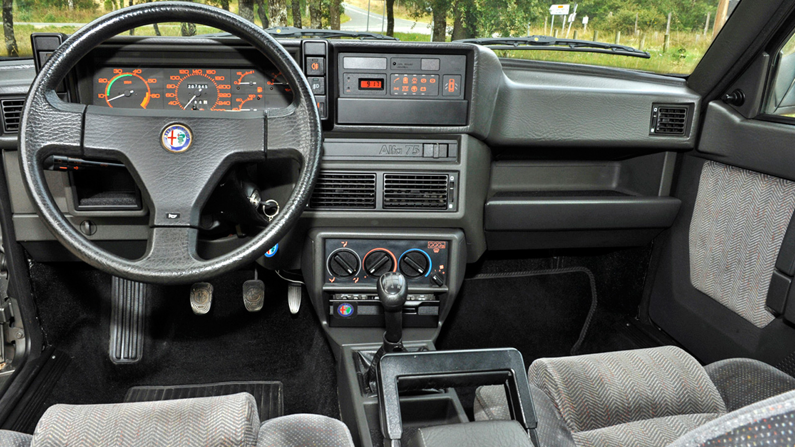 Alfa Romeo 75: Η τελευταία «γνήσια» Alfa