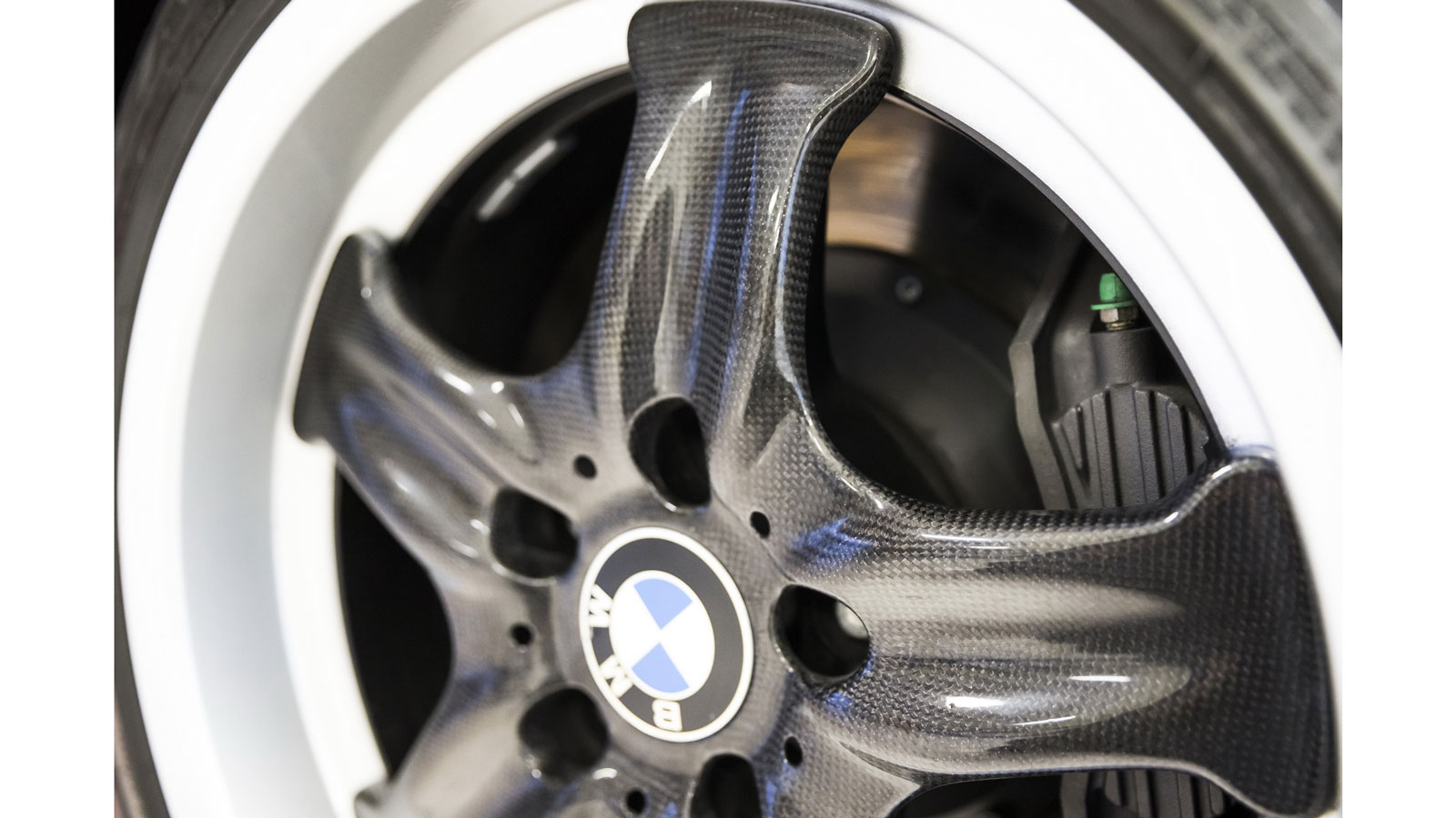 Η BMW αναπαλαίωσε την μυθική M8 E31