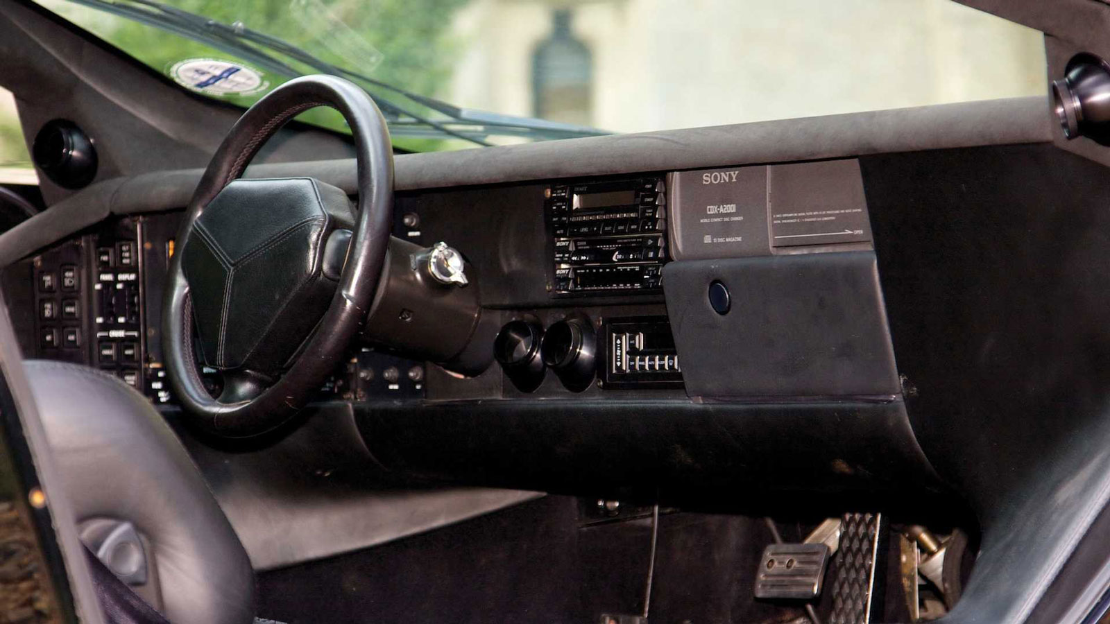 Vector: Η εξωφρενική εταιρεία που ήθελε να «χτυπήσει» τα ιταλικά supercars