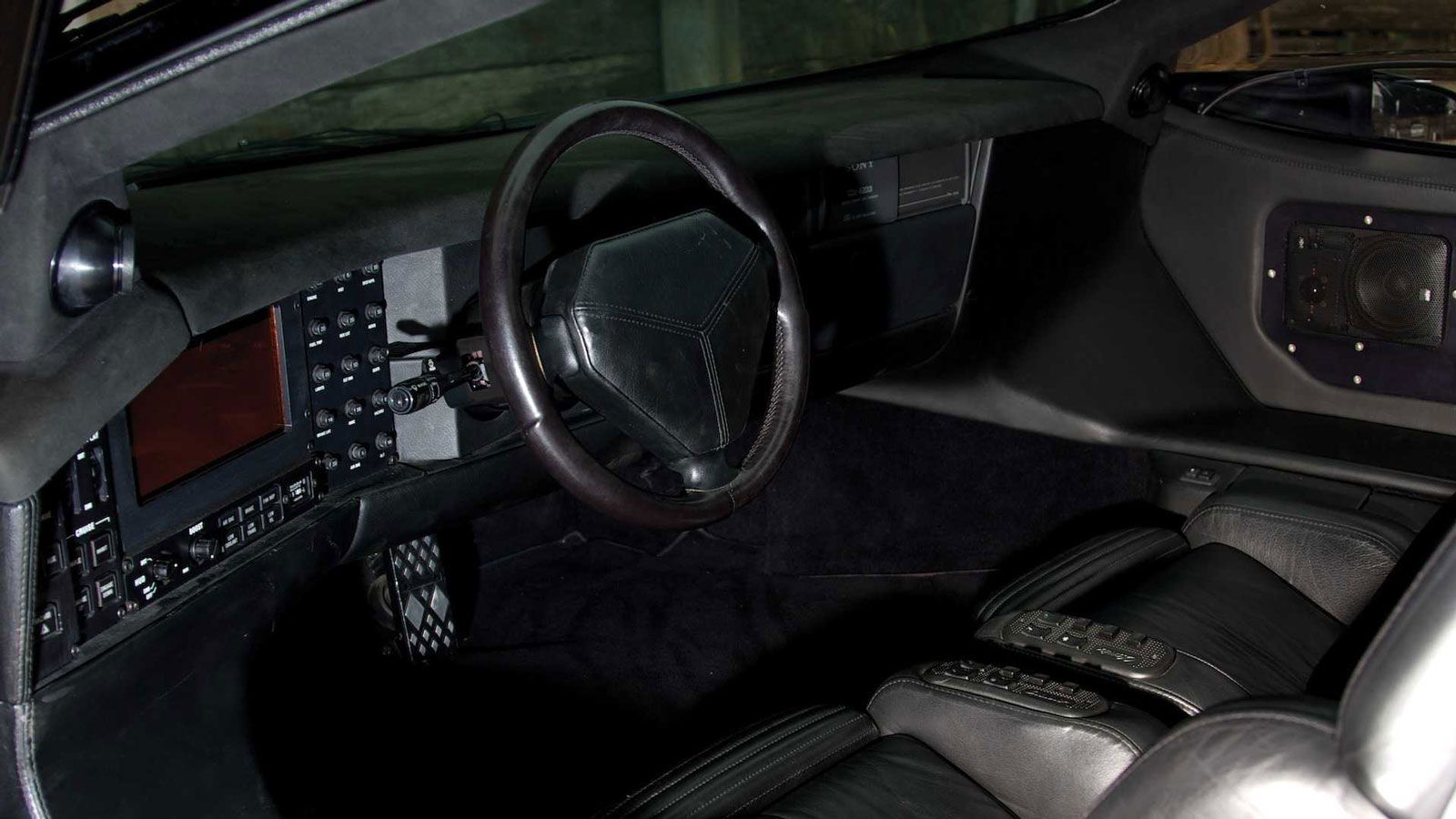 Vector: Η εξωφρενική εταιρεία που ήθελε να «χτυπήσει» τα ιταλικά supercars