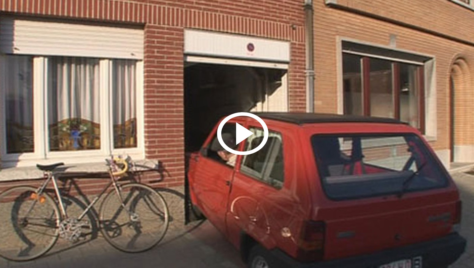 87χρονος παρκάρει εκεί που εμείς δεν μπορούμε [video]