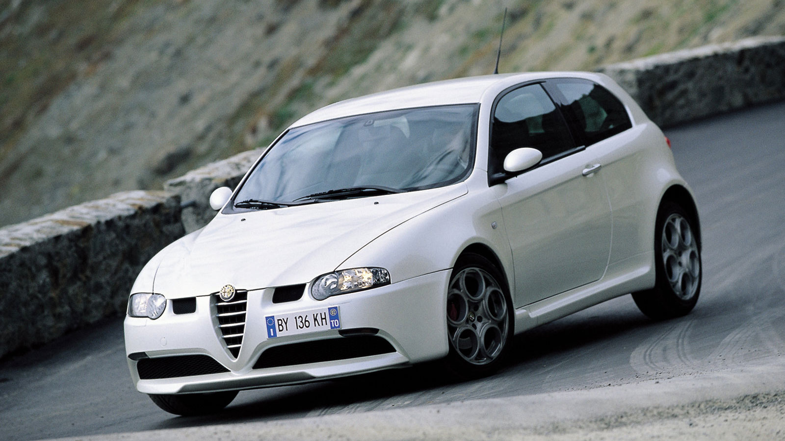 Alfa Romeo 147 GTA: Όταν οι Ιταλοί δίδαξαν τη τέχνη του «hot hatch»