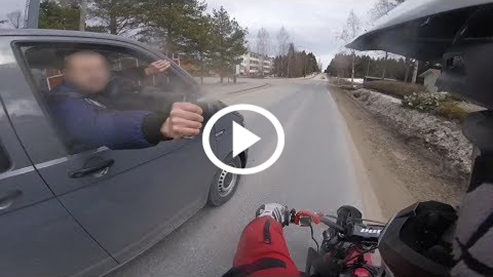 Αστυνομικός ρίχνει σπρέι πιπεριού σε οδηγό [video]