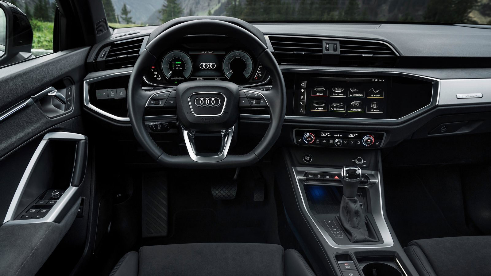 Στο εσωτερικό και των δύο PHEV συναντάμε πλήρες πακέτο infotainment και συνδεσιμότητας της μάρκας - Virtual Cockpit σε δύο μεγέθη και οθόνη αφής 10,1 