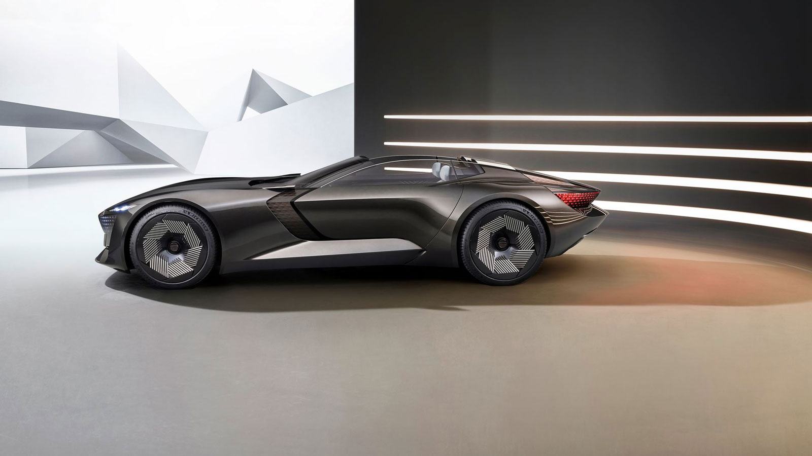 Με το πάτημα ενός κουμπιού το «2 σε 1» αυτοκίνητο θα μπορεί να αυξομειώσει το μεταξόνιό τoυ έως και 25 εκατοστά, ώστε να μετατραπεί από ένα εκρηκτικό 