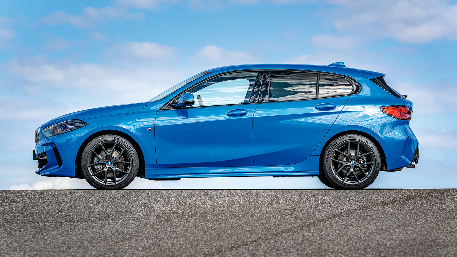 Συγκρίνουμε VW Golf 1.5 eTSI με BMW 118i 