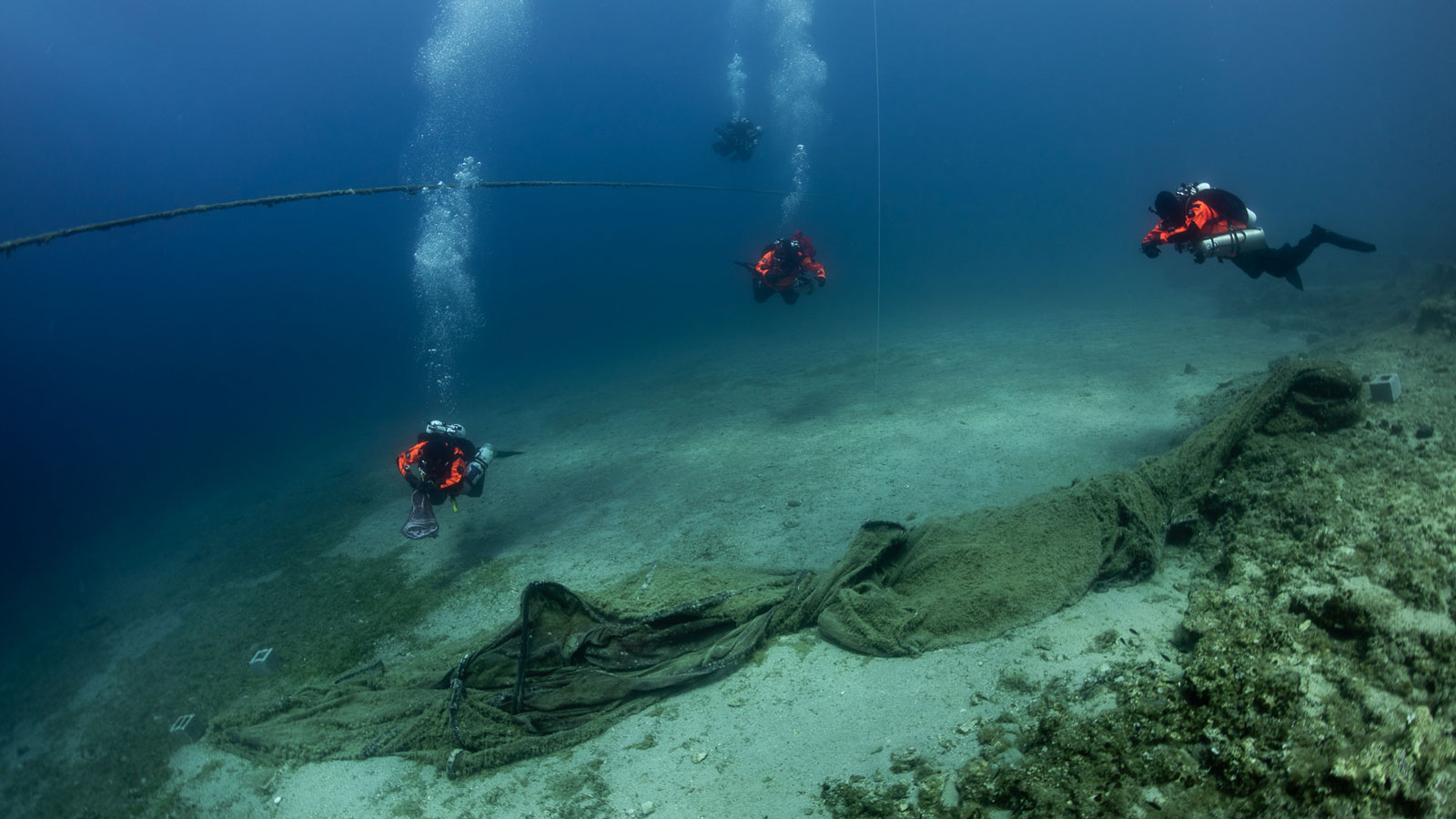 Συνολικά, η ομάδα καθάρισε 5 τόνους δίχτυα, 32 τόνους μέταλλα και 39 τόνους πλαστικά αντικείμενα και 150 μεγάλες σακούλες γεμάτες από σφαιρίδια φελιζό