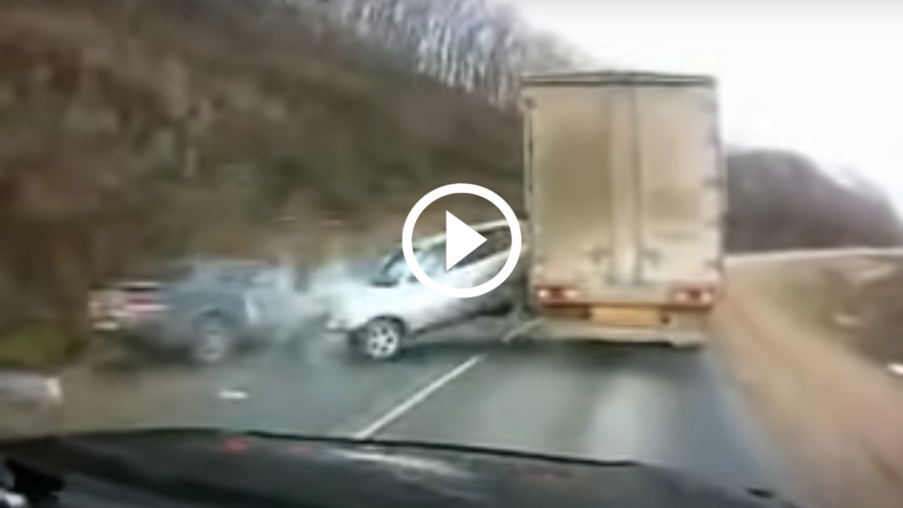 Διπλή προσπέραση χωρίς ορατότητα καταλήγει σε μετωπική [video]