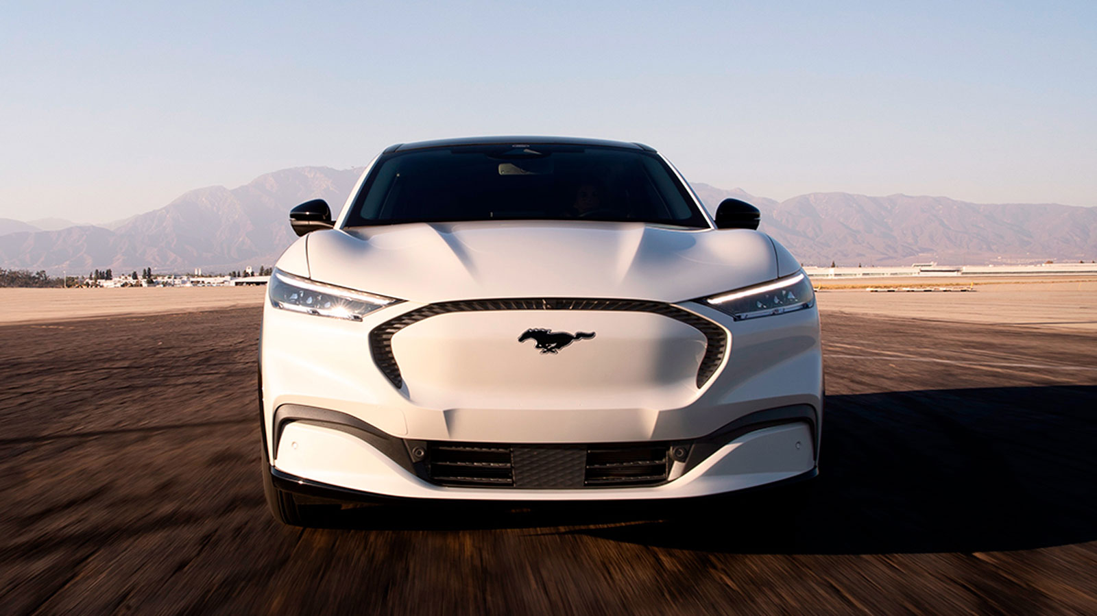 Η Ford Mustang Mach-E τα βάζει ακόμα και με πύραυλο