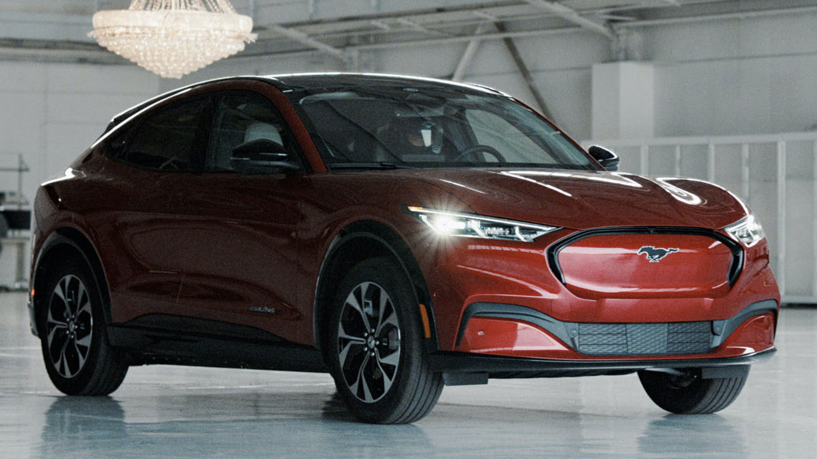 Η Ford Mustang Mach-E τα βάζει ακόμα και με πύραυλο