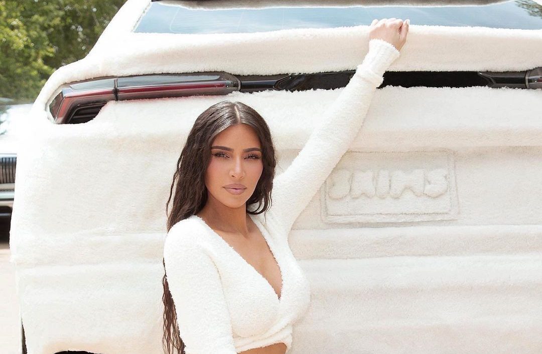 Ο ορισμός του cringe: η Kim Kardashian έντυσε με γούνα την Lamborghini της