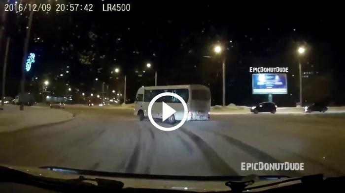 Λεωφορείο με το πλάι σε χιονισμένη πλατεία [video]