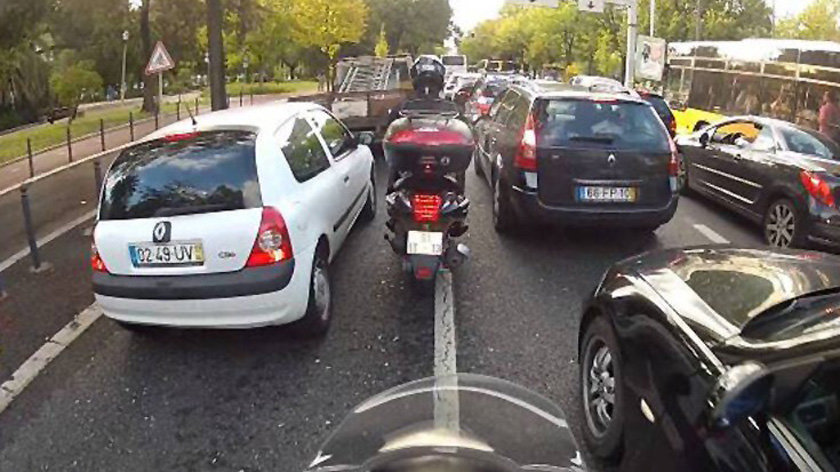 Αν οι 500.000 μοτοσικλέτες κυκλοφορούν σαν αυτοκίνητα σε στοίχους, αυτό θα είχε σαν αποτέλεσμα νέες ουρές μποτιλιαρίσματος 2.000 χιλιομέτρων, και 62.5