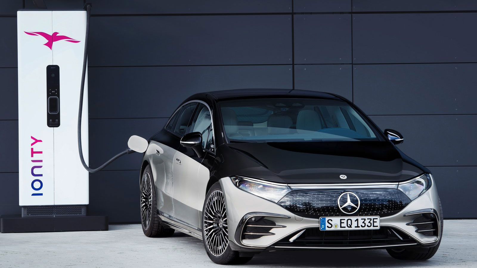 Η νέα EQS, το πιο αεροδυναμικό μοντέλο παραγωγής στον κόσμο, προσφέρει αυτονομία έως 770 χλμ., έχει ονομαστική ισχύ 523 ίππων, δύο επιλογές μπαταρίας 