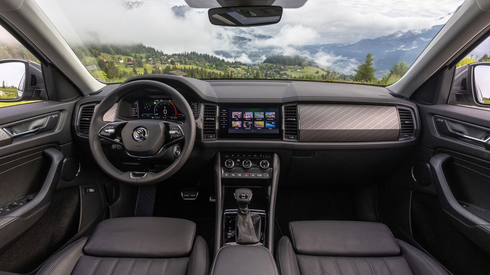 Στο ευρύχωρο και με εργονομικά καθίσματα διάτρητου δέρματος εσωτερικό δεσπόζουν ο ψηφιακός πίνακας οργάνων Virtual Cockpit και η οθόνη αφής 10,25 ιντσ