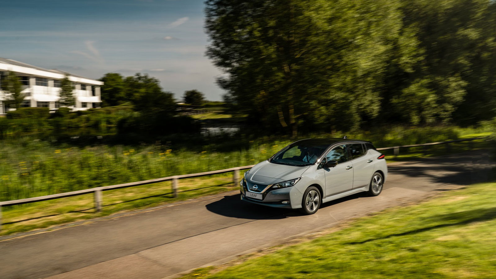 Το LEAF προσφέρει το τέλειο μείγμα έξυπνης οδήγησης, συνδεσιμότητας και βιώσιμης κινητικότητας εξοπλισμένο με  In-Car Wi-Fi, Apple CarPlay και Android