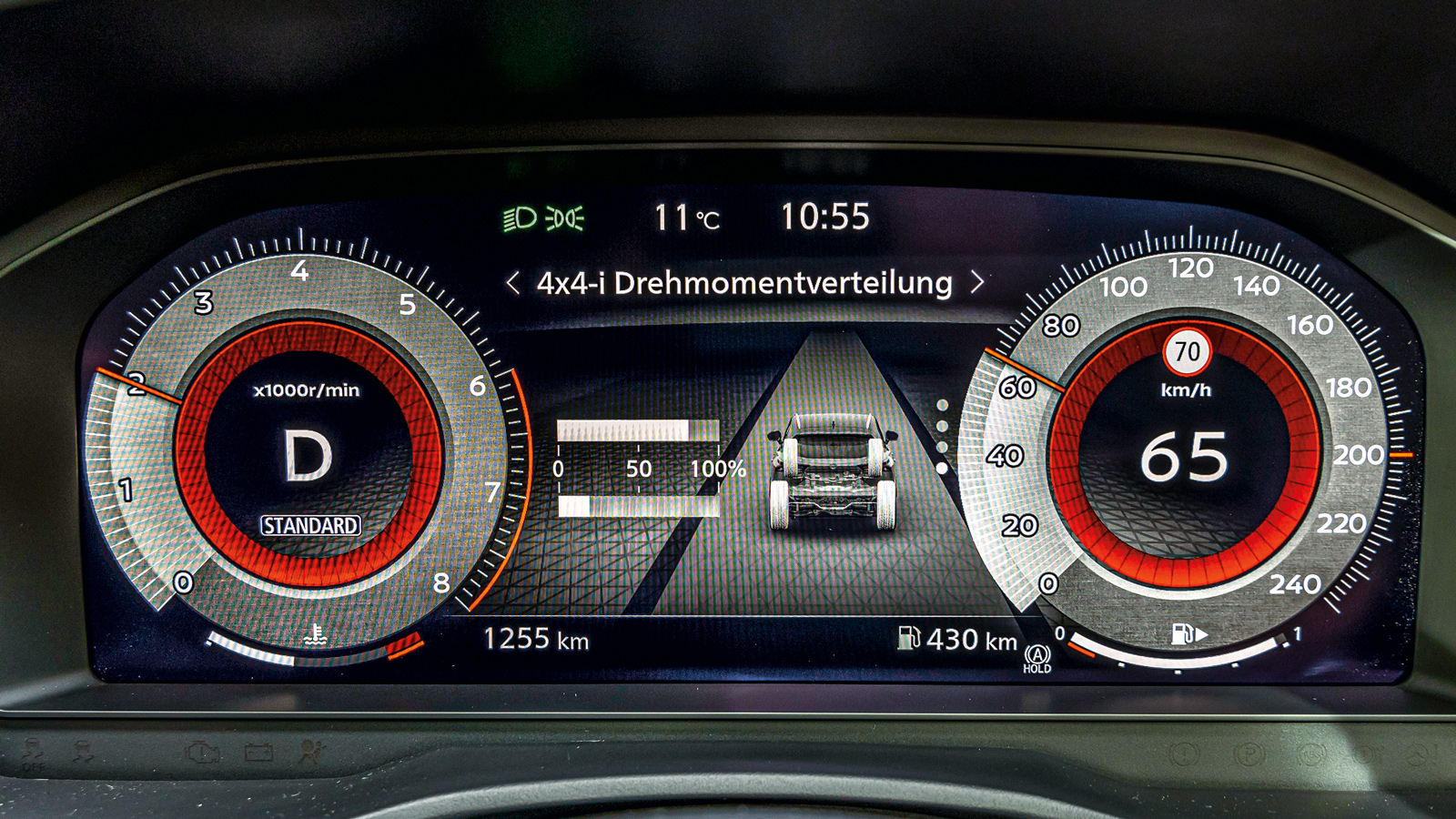 Ο ψηφιακός πίνακας οργάνων προσφέρει στον οδηγό όλες τις απαραίτητες πληροφορίες που χρειάζεται, ενώ δείχνει και το ποσοστό κατανομής της ισχύος στους