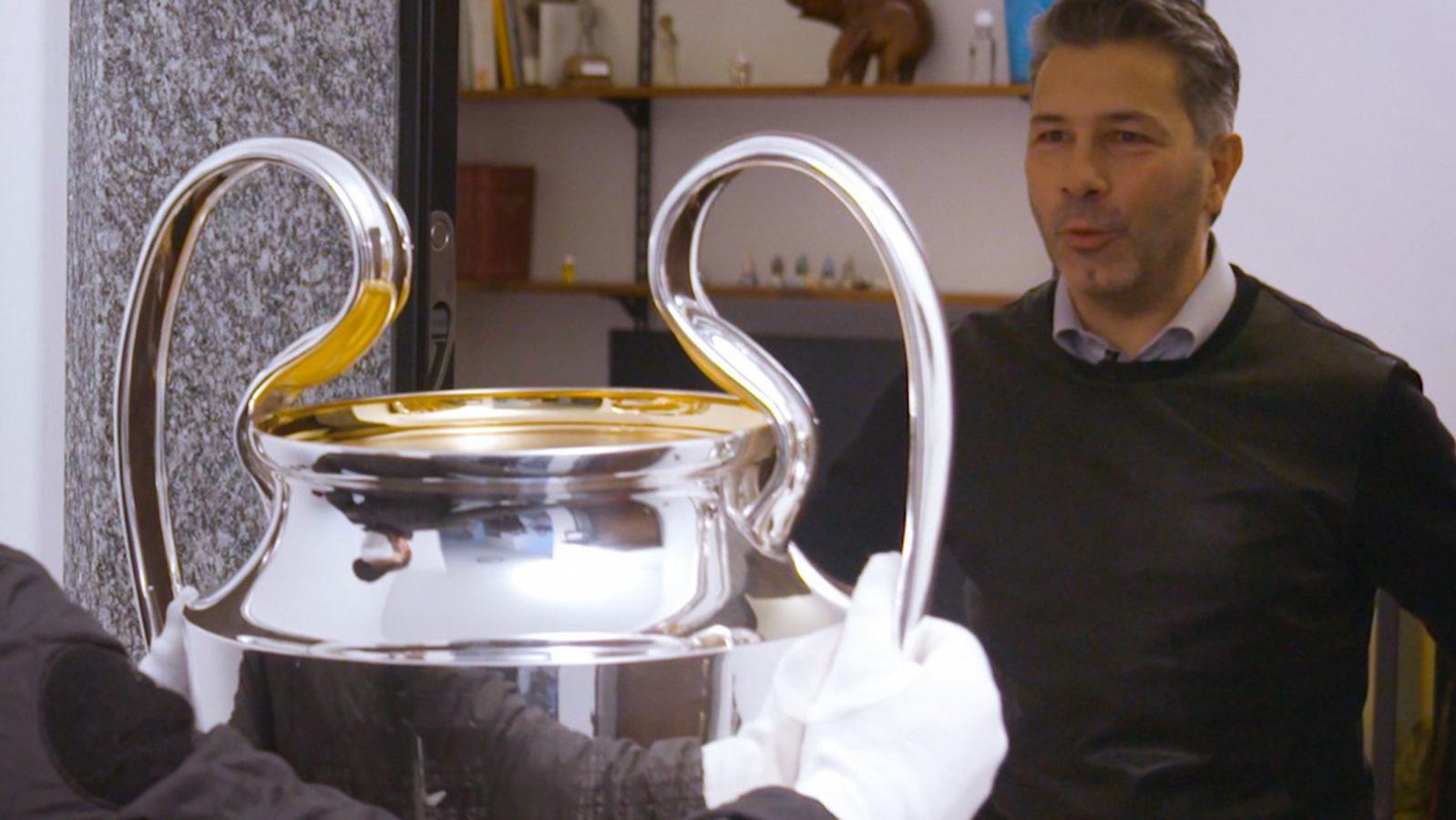 Το τρόπαιο του Champions League στους ιδιοκτήτες Nissan LEAF