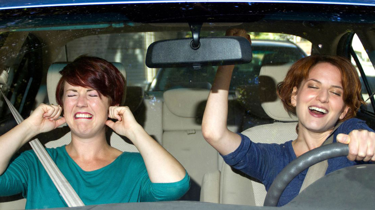 Η διαρκής έκθεση σε δυνατή μουσική μέσα στο αυτοκίνητο μπορεί να καταστρέψει μόνιμα τα νεύρα, τα κύτταρα και άλλα τμήματα του ακουστικού μας συστήματο