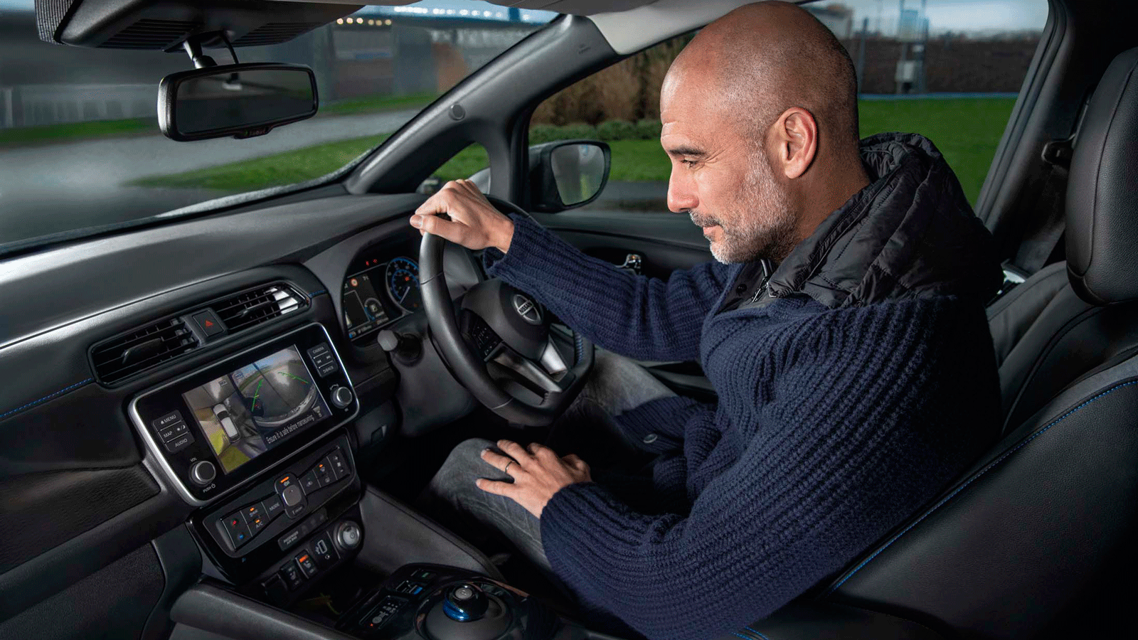 Ποιος δημοφιλής προπονητής κινείται με Nissan Leaf;