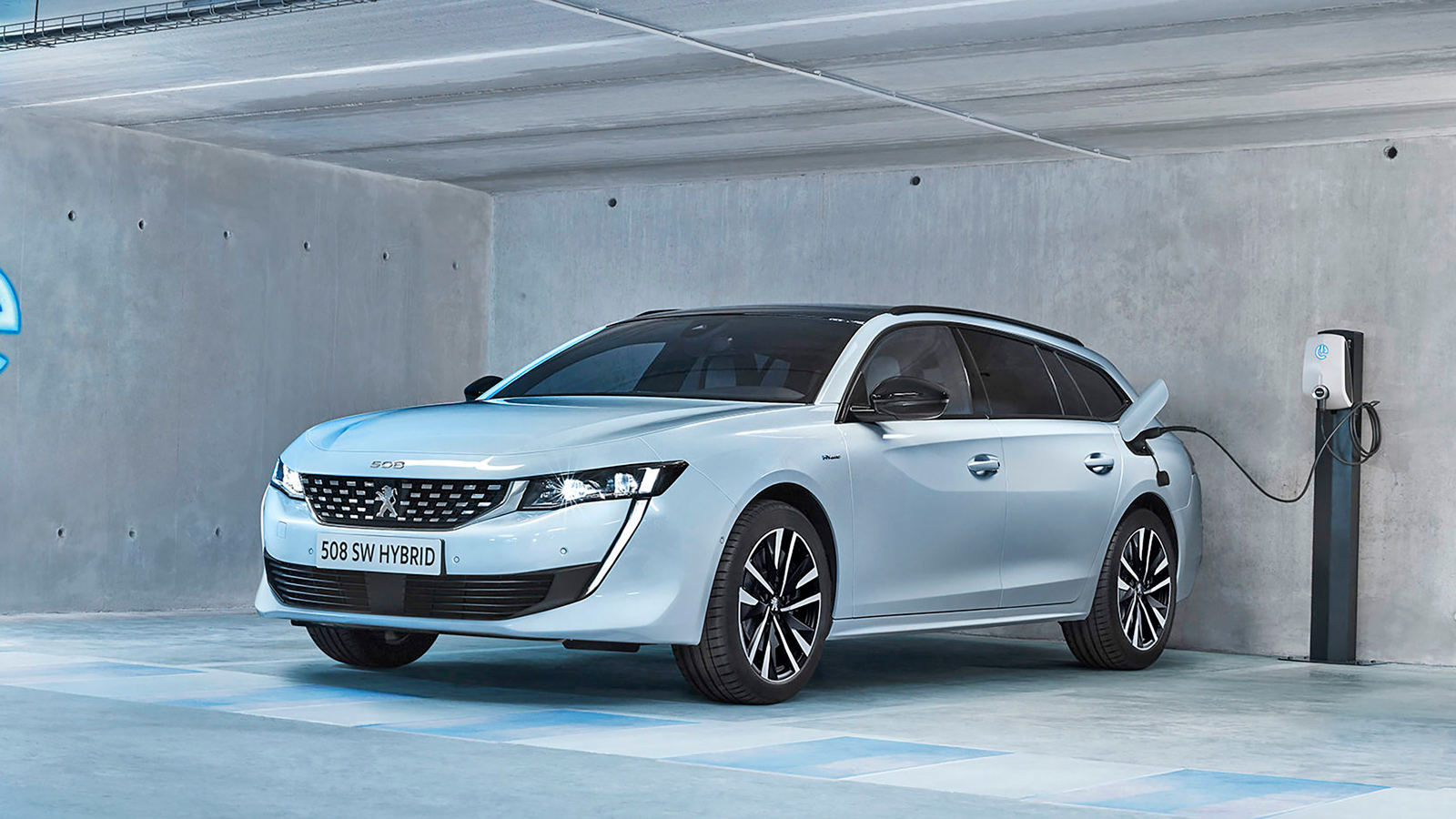 Η τιμή του Plug-In Hybrid Peugeot 508 SW ξεκινάει από τις 48.400 ευρώ για την έκδοση Allure Plus και από τις 51.400 ευρώ για την έκδοση GT