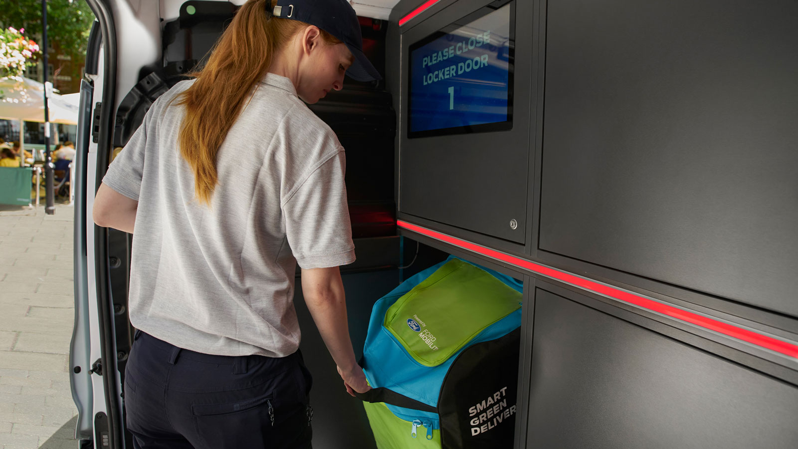 Θα εμπιστευόσασταν τα δέματά σας σε ένα van χωρίς οδηγό;