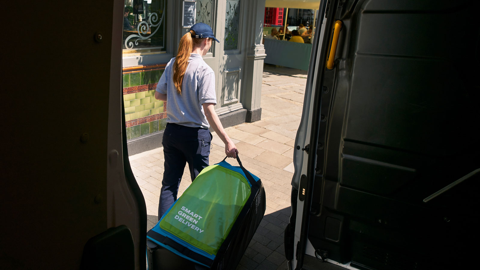 Θα εμπιστευόσασταν τα δέματά σας σε ένα van χωρίς οδηγό;