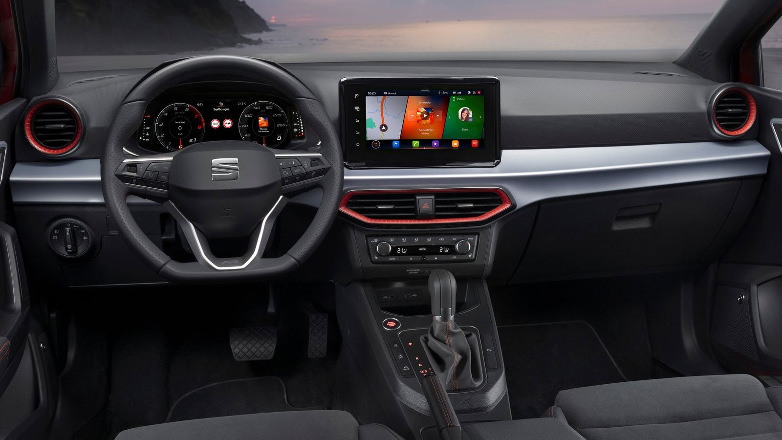 Στο εσωτερικό των δύο SEAT υπάρχει μεγαλύτερη οθόνη για το σύστημα infotainment σε σχέση με πριν με την στάνταρ να έχει μέγεθος 8,25 ίντσες και την πρ