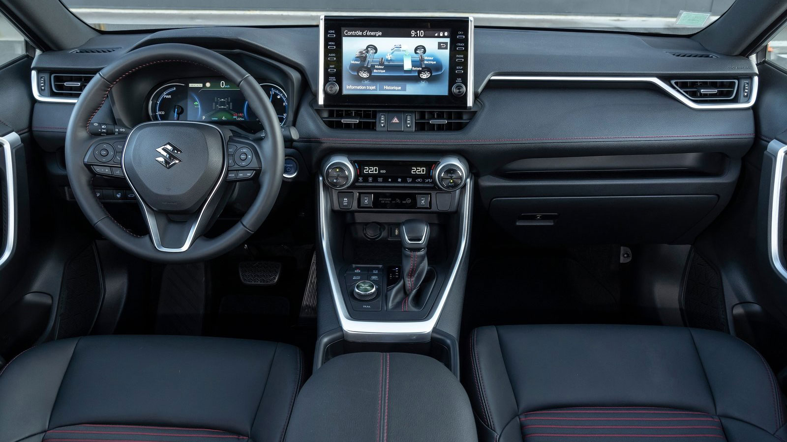 Στο εσωτερικό, υπάρχει σύστημα infotainment 9 ιντσών, ικανό να υποστηρίξει ασύρματες υπηρεσίες συνδεσιμότητας Apple CarPlay και Android Auto.