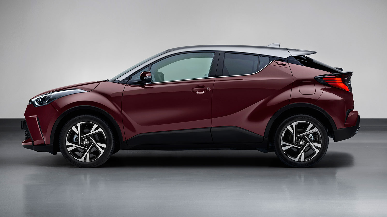 Νέο Toyota C-HR: Ανανέωση για το best seller μικρομεσαίο SUV