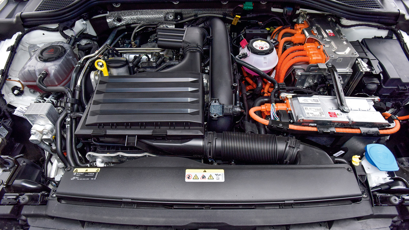 Συγκρίνουμε VW Golf GTE με Golf GTI