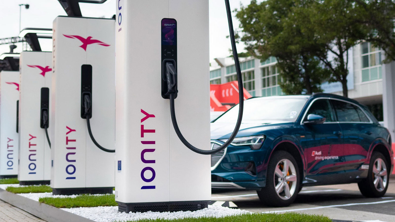 Σταθμούς φόρτισης ηλεκτρικών ανά 60 χιλιόμετρα σε δρόμους ταχείας κυκλοφορίας ζητά η Κομισιόν.