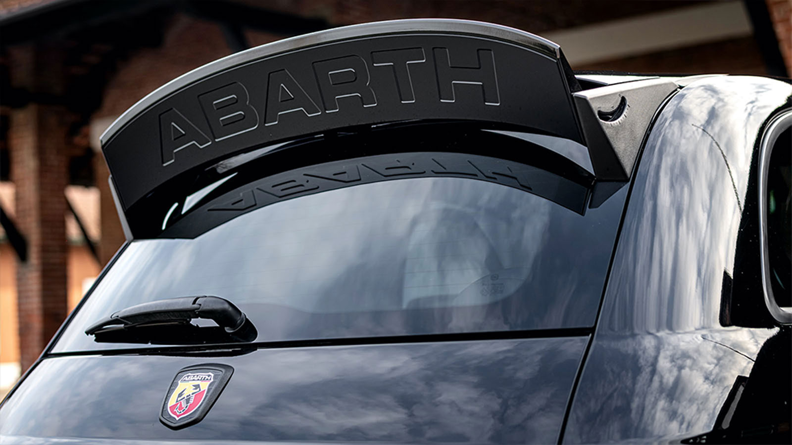 Στην Ελληνική αγορά το Abarth 695 Esseesse με 180 ίππους