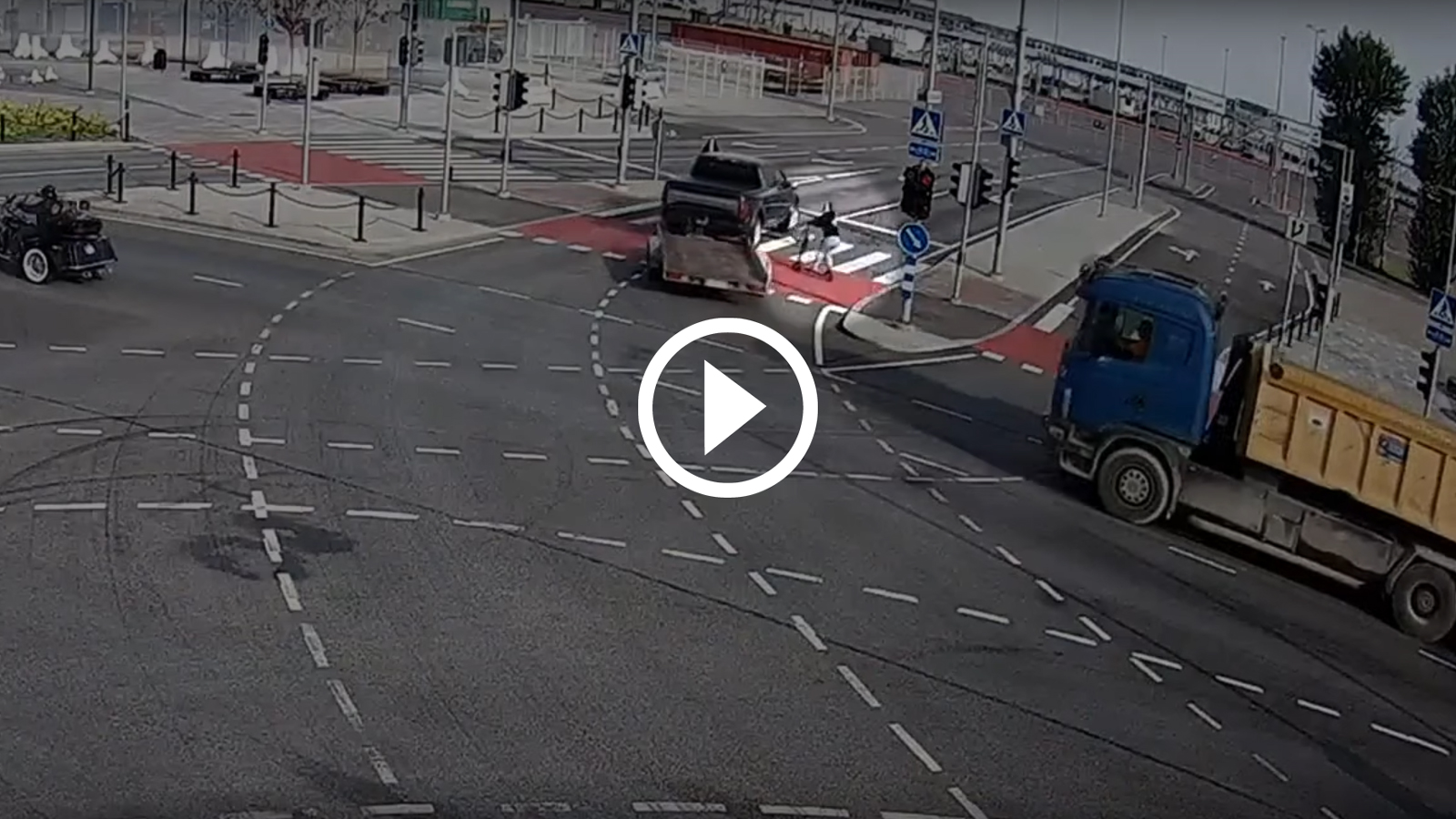 Αμπαλος με πατίνι πέφτει σε όχημα που στρίβει παράνομα [video]