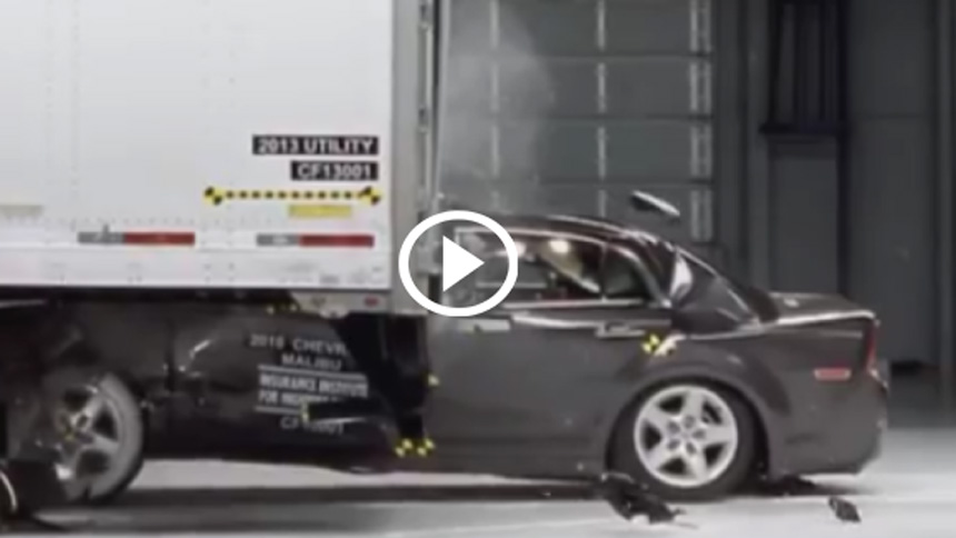 Crash Test: Αυτοκίνητο VS Φορτηγό [video]