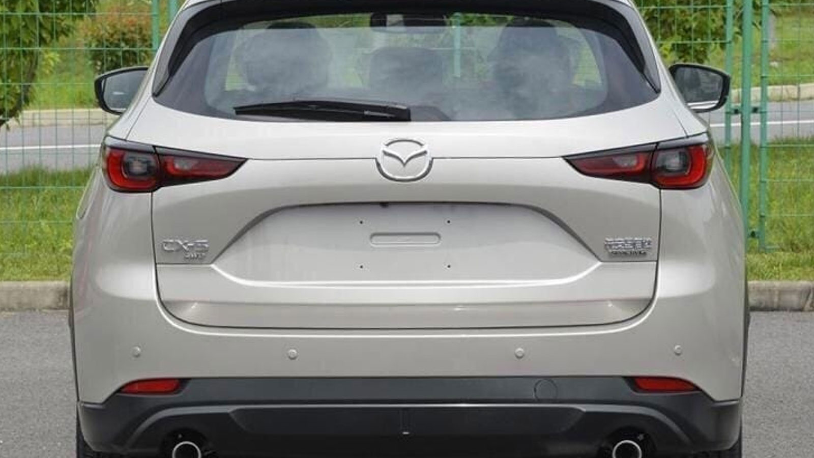 Στο πίσω μέρος οι διαφοροποιήσεις είναι λιγότερο ορατές, με τα ελαφρώς επανασχεδιασμένα πίσω φωτιστικά σώματα να είναι πιο λεπτά ενώ παράλληλα καλύπτο