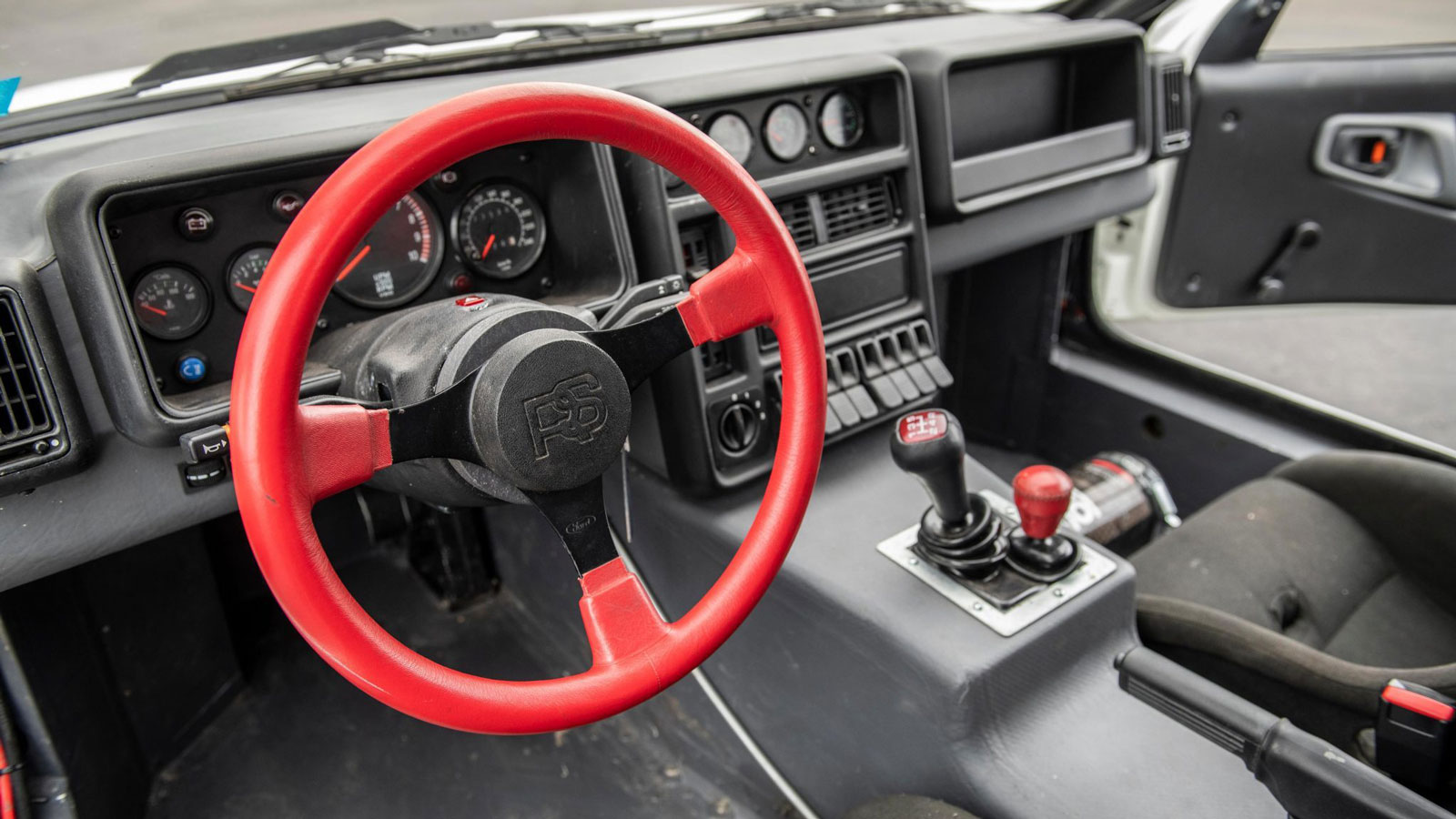 Στο σφυρί ένα υπερσπάνιο Ford RS200 600 ίππων