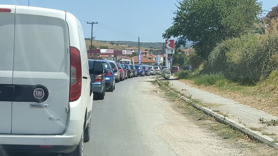 Αφαίρεση διπλώματος και 700 ευρώ «καμπάνα» πληρώνει ο βιαστικός οδηγός, που δεν μπορεί να περιμένει στην ουρά και κάνει σφήνα σε φανάρι