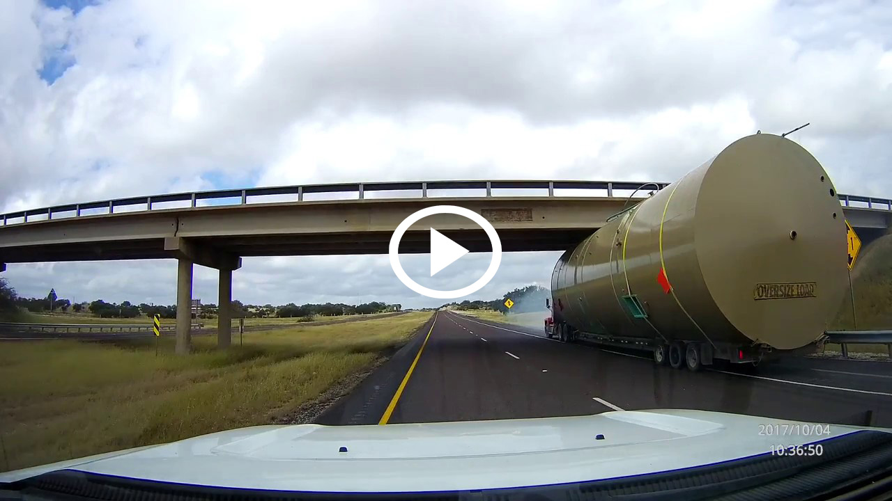 Γκαβός νταλικέρης σφήνωσε σε γέφυρα [video]