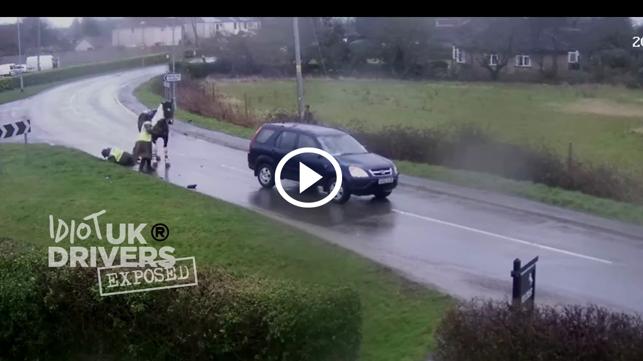 Γκαβός με SUV παρασύρει άλογα και αναβάτες [video]