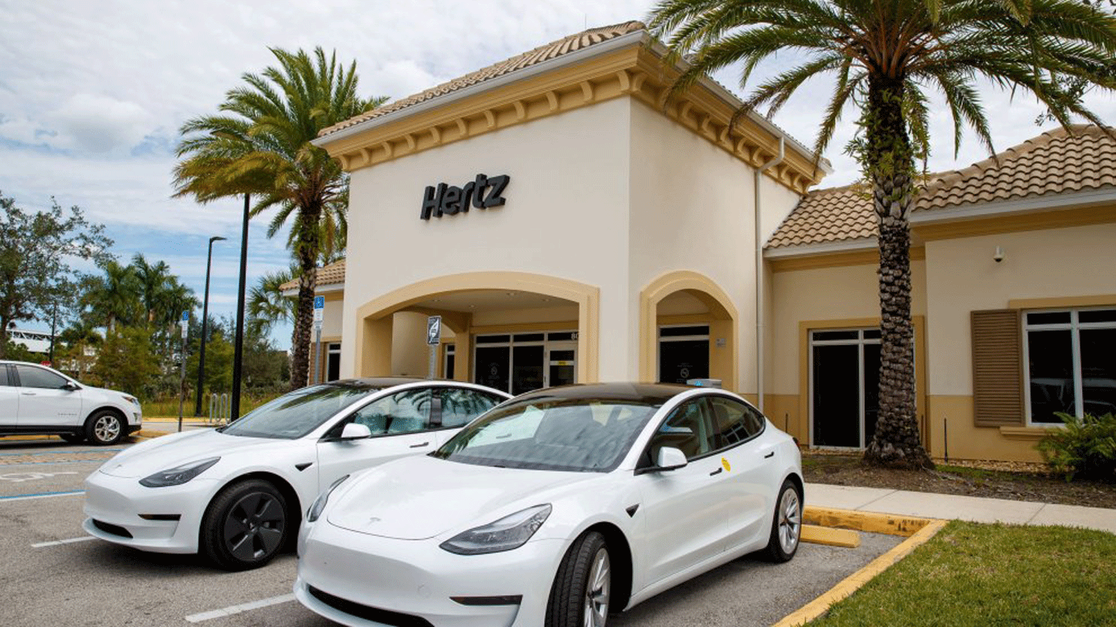 Τεράστια παραγγελία οχημάτων της Tesla από την Hertz