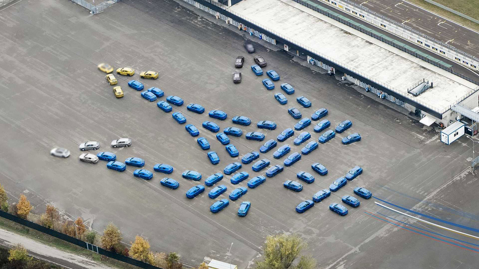 80 πρωτότυπα της Maserati Grecale σχημάτισαν το σχήμα της μάρκας