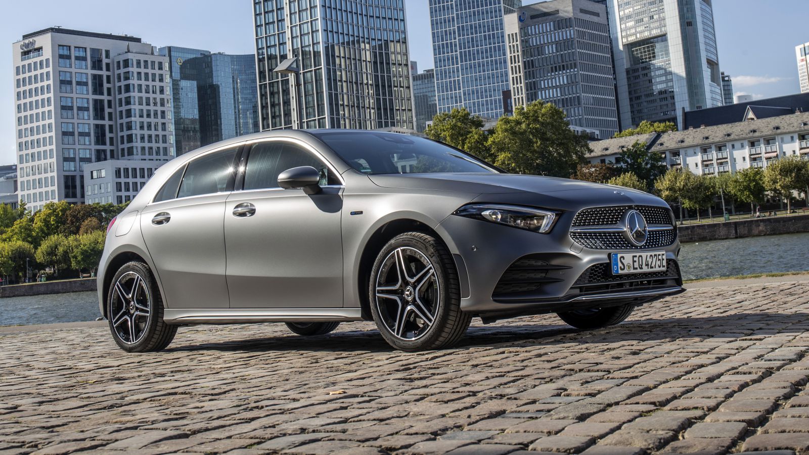 Mercedes: Πρώτη «premium» εταιρεία στην Ελλάδα