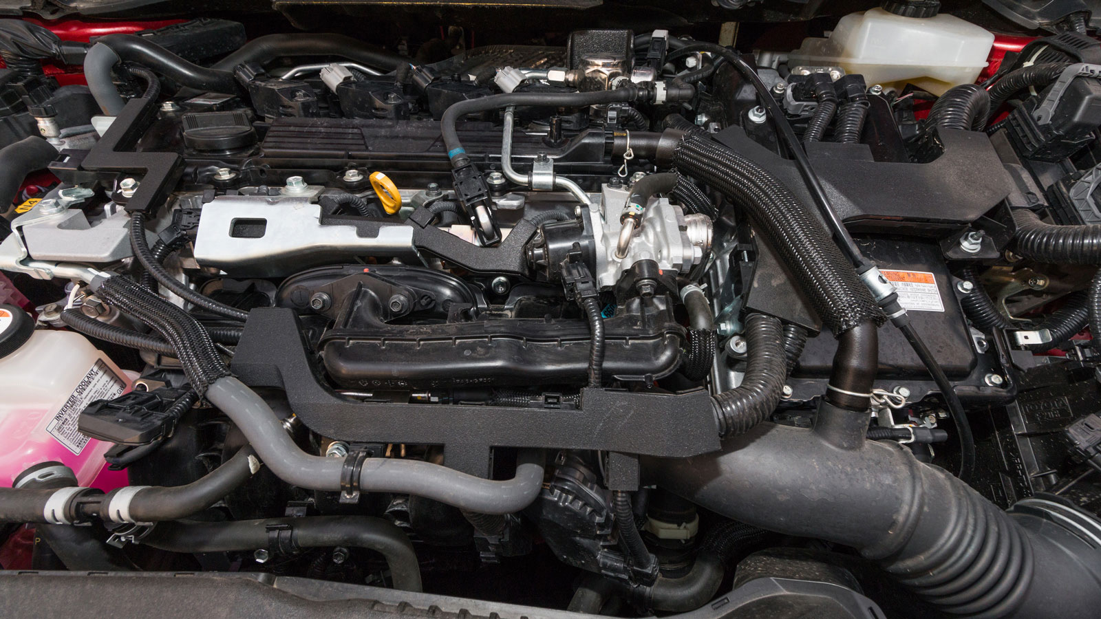 Τα 178 υβριδικά άλογα και τα 202 Nm ροπή κάνουν την Corolla να επιταχύνει στα 100 χλμ/ώρα από στάση μέσα σε δευτερόλεπτα, καταναλώνοντας μόνο 5,2 λίτρ