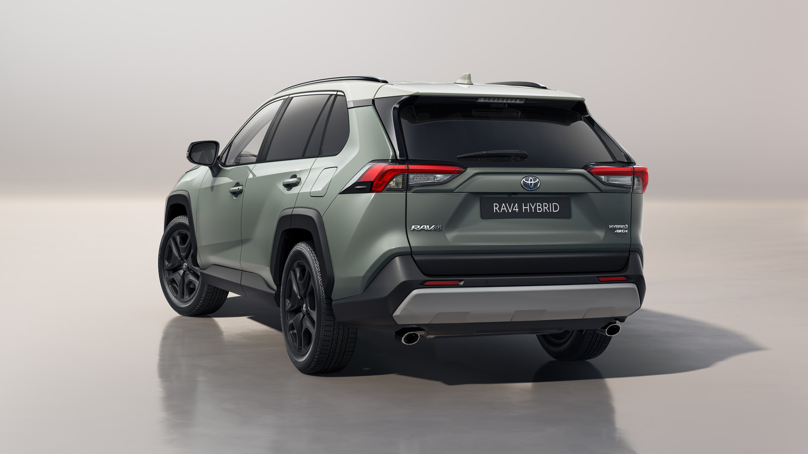 Η διαφορετική μάσκα, οι εισαγωγές αλλά και ασημένιες προστατευτικές ποδιές εμπρός και πίσω, κάνουν άμεσα αντιληπτό ότι αυτή δεν είναι μια «κοινή» έκδο