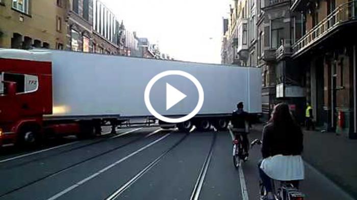 Το πιο μάγκικο παρκάρισμα νταλίκας που έχεις δει [video]