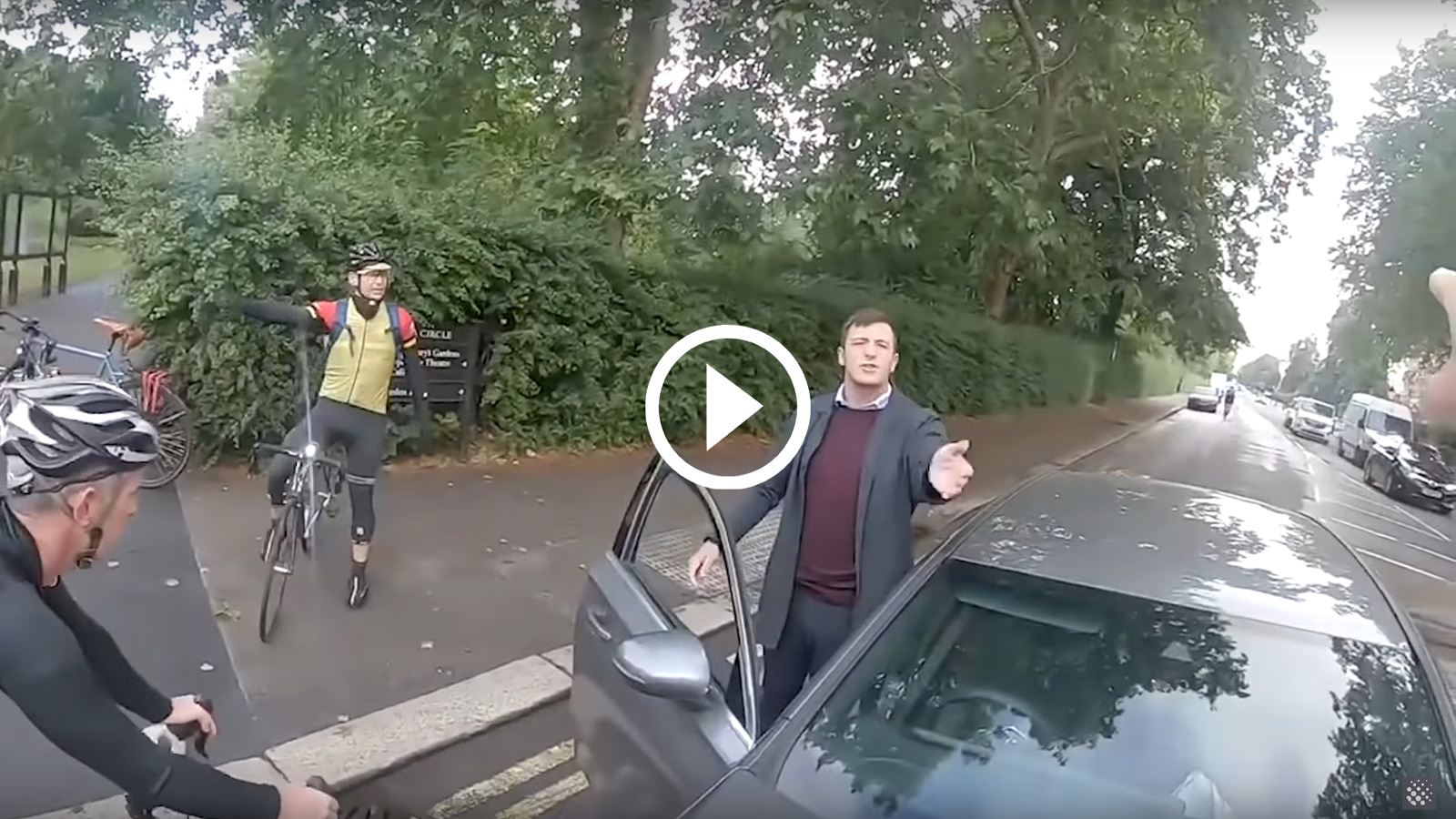 Ποδηλάτης κάνει τον τροχονόμο σε οδηγό που έκοψε δρόμο [video]