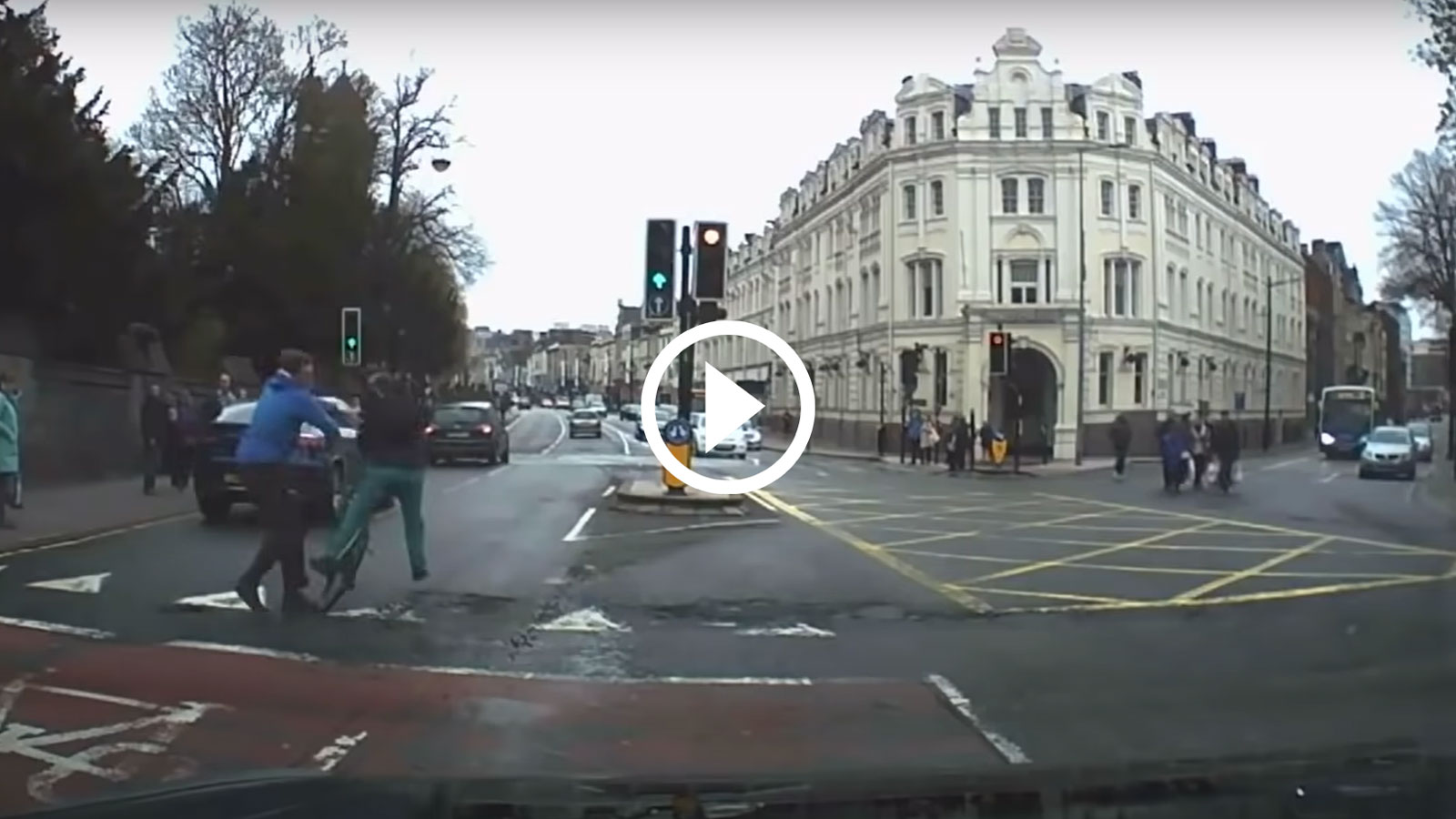 Πολίτες εξουδετερώνουν οπλισμένο ποδηλάτη [video]