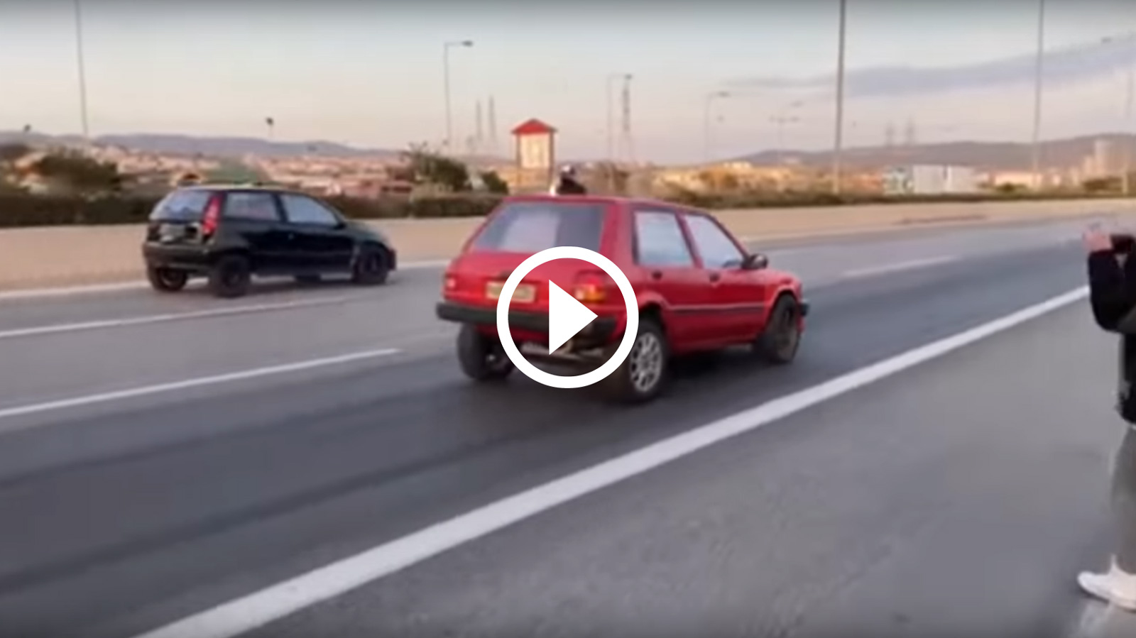 Fiat Puntograle «σφάζεται» με Toyota Starlet με ιταλική καρδιά [video]