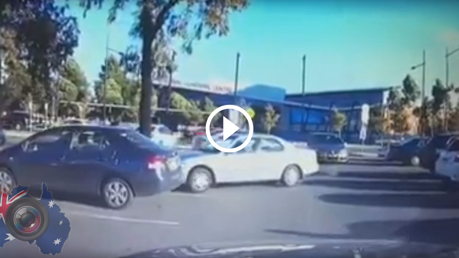 Ρεσιτάλ «κουλαμάρας»: Πάρκαρε χτυπώντας τον διπλανό 3 φορές! [video]